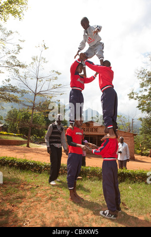 Une équipe acrobatique perfoms à Morogoro, Tanzanie, Afrique de l'Est. Banque D'Images