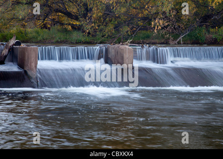 Détourner l'eau du barrage de la rivière pour l'irrigation des terres agricoles, la mémoire cache la poudre RIver à Fort Collins, Colorado, paysage d'automne Banque D'Images