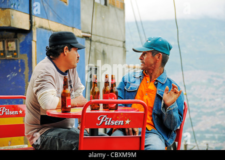 Les hommes à un café à Comuna 13, Medellin, Colombie, Amérique Latine Banque D'Images
