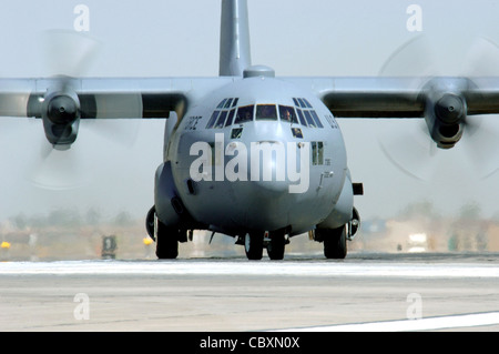 Un C-130 Hercules taxi à l'intérieur après une mission d'opération liberté en Irak. Les avions C-130 fournissent un transport aérien lourd intra-théâtre pour aider à soutenir les opérations dans l'ensemble de l'Afghanistan, de l'Iraq et de la Corne de l'Afrique. Banque D'Images
