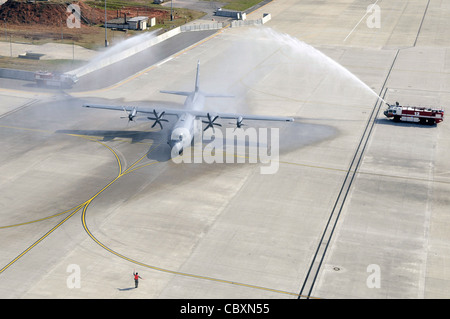 Un C-130J Super Hercules taxi par l'eau le 7 avril sur la ligne aérienne de la base aérienne de Ramstein, en Allemagne, après avoir atterri à la base pour la première fois. Le J-model est arrivé lors d'une cérémonie qui annonçait une nouvelle ère dans les opérations de la 86e Escadre du transport aérien. Cet avion est le premier des 14 modèles J qui devraient arriver au cours des 12 prochains mois pour remplacer l'ancien modèle E Hercules qui y est stationné Banque D'Images