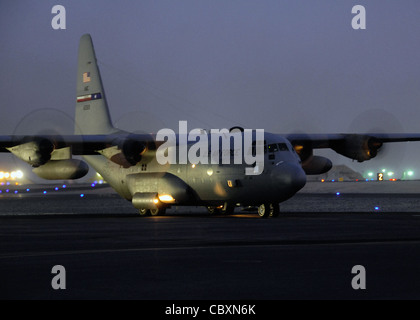 Un Hercules C-130 se prépare à partir d'une base en Asie du Sud-Ouest pour une sortie en Irak. Le C-130 fournit un service de transport aérien lourd intra-théâtre, qui transporte des tonnes de marchandises et transporte des passagers à l'appui des opérations Iraq et liberté durable. Banque D'Images