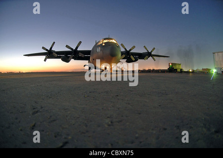 Sgt. Maître Louis carter effectue une inspection avant vol sur un C-130E iraquien le 2 février à la base aérienne de Sather, en Irak. Le C-130 était l'un des deux avions en route pour ramasser les urnes électorales irakiennes. Le Sergent carter est un conseiller en aviation de combat du 321e Escadron de transport aérien expéditionnaire de l'Aviation déployé à partir du 550e Escadron des opérations spéciales à la base aérienne de Kirtland, À N.M. Banque D'Images
