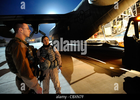 Les aviateurs supérieurs Matthew Rinehart et Rosie Munoz se tiennent à l'extérieur d'un Hercules C-130 le 31 décembre 2008, à la base conjointe de Balad, en Irak. Les aviateurs servent d'équipe de sécurité aérienne de l'avion, qui assure la sécurité au sol de l'avion lorsqu'il charge et décharge des cargaisons sur des terrains d'aviation non sécurisés. Les aviateurs Rinehart et Munoz sont déployés dans la 332e équipe des forces de sécurité expéditionnaires de la base aérienne d'Andrews, Maryland. La ville natale d'Airman Rinehart est York, Pennsylvanie. La ville natale d'Airman Munoz est El Paso, Texas. Banque D'Images