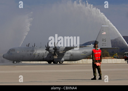 Un C-130J Super Hercules, le premier pour la base aérienne de Ramstein, en Allemagne, taxes sous un jet d'eau de célébration de deux camions d'incendie de base avril 7 lors d'une cérémonie de bienvenue à Ramstein. La cérémonie a rendu hommage à l'arrivée de l'avion et à une nouvelle ère dans les opérations de la 86e Escadre du transport aérien. Banque D'Images