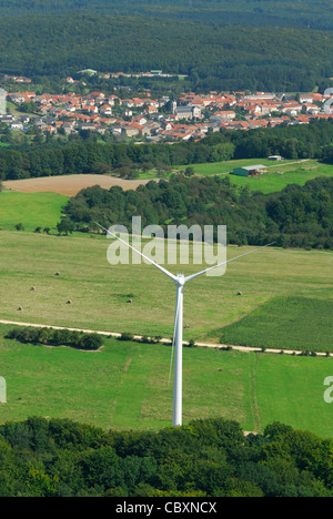 Vue aérienne d'un alternateur et de l'hélice d'une éolienne avec arrière-plan sur l'électricité au charbon et French Village Banque D'Images