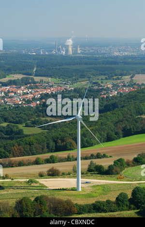 Vue aérienne d'un alternateur et de l'hélice d'une éolienne avec arrière-plan sur l'électricité au charbon et French Village Banque D'Images