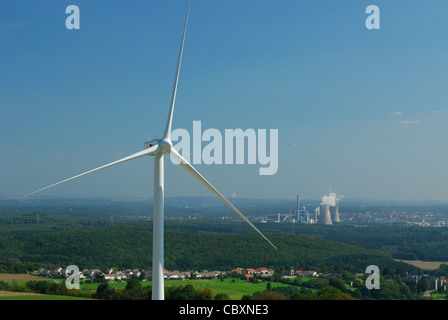 Vue aérienne d'un alternateur et de l'hélice d'une éolienne avec arrière-plan sur l'électricité au charbon et French Village Banque D'Images