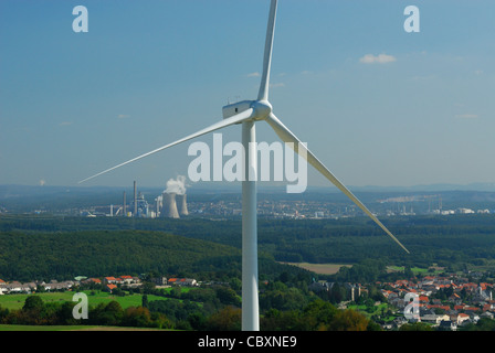 Vue aérienne d'un alternateur et de l'hélice d'une éolienne avec arrière-plan sur l'électricité au charbon et French Village Banque D'Images