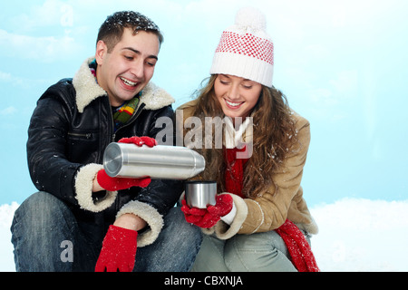 Portrait of happy couple passe à boire du thé chaud sur journée d'hiver Banque D'Images