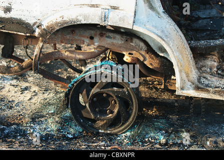 Feu de voiture sur les routes rurales du désert Banque D'Images