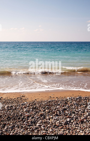 Paysage marin générique avec cailloux, sable, surf, mer et ciel.CopySpace Banque D'Images