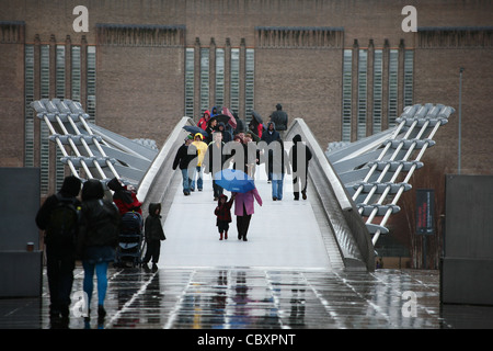 Le Millennium Bridge sur la Tamise à Londres, Angleterre Banque D'Images