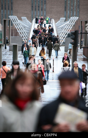 Le Millennium Bridge sur la Tamise à Londres, Angleterre Banque D'Images