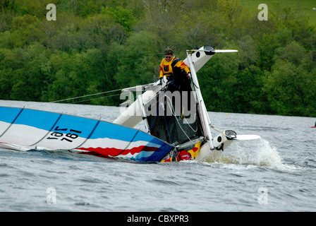 Un catamaran grande vitesse poteaux hauteur et plante par fort vent sur Bala Lake dans le Nord du Pays de Galles Banque D'Images