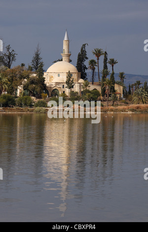 La mosquée Hala Sultan Tekke, Larnaca, Chypre. Banque D'Images