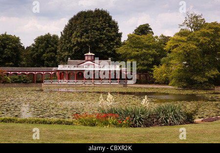 Royaume-uni, Angleterre, Bedfordshire, l''Abbaye de Woburn, produits laitiers chinois à travers l'étang Banque D'Images