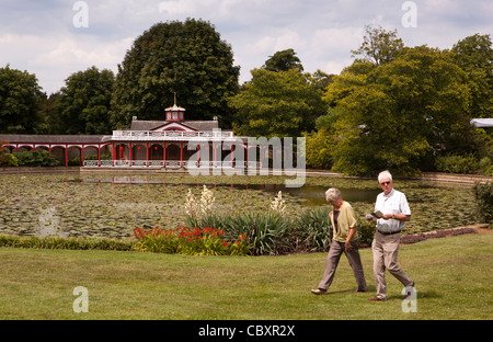 Royaume-uni, Angleterre, Bedfordshire, l''Abbaye de Woburn, couple walking passé laitier chinois à travers l'étang Banque D'Images