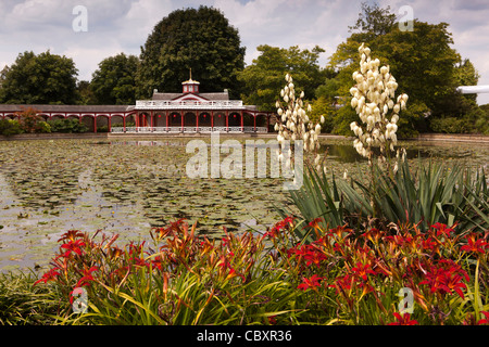 Royaume-uni, Angleterre, Bedfordshire, l''Abbaye de Woburn, produits laitiers chinois à travers l'étang Banque D'Images