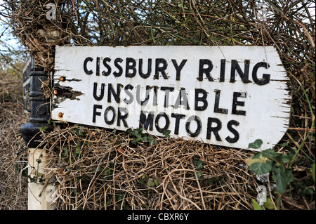 Ne convient pas au panneau de direction de Motors vers Cissbury Ring Hill près du village de Findon West Sussex Royaume-Uni Banque D'Images