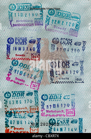 Passeport de la République fédérale d'Allemagne avec des timbres de la République démocratique allemande pour les trajets en transit par la RDA. Banque D'Images