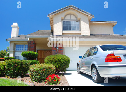 New American Dream home avec un beau ciel bleu en arrière-plan et toute nouvelle voiture garée à l'extérieur Banque D'Images