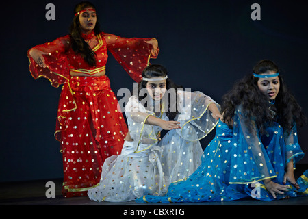 Danseuse indienne asiatique sur scène vêtu de costumes traditionnels Banque D'Images