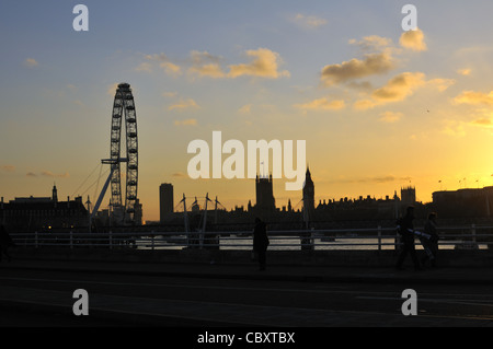 Coucher du soleil skyline de London Eye et les chambres du Parlement, au Royaume-Uni. Banque D'Images