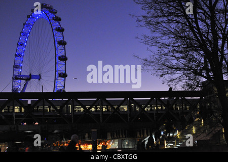 London Eye à Southbank. Hungerford railway et passerelle pour piétons est au premier plan, UK. Banque D'Images