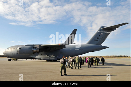 Un auditoire s'est réuni pour une cérémonie de découpe de ruban afin de voir un C-17 Globemaster III du 517e Escadron de transport aérien le 29 septembre 2009, sur une piste récemment ouverte sur l'aérodrome de l'Armée Allen, en Alaska. Banque D'Images