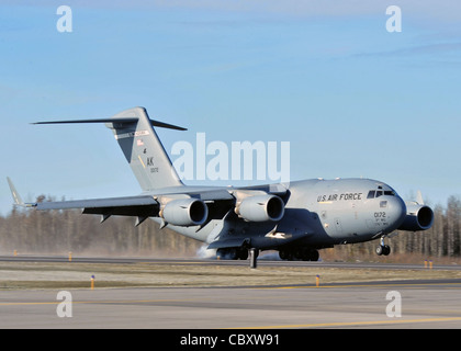 Un C-17 Globemaster III du 517e Escadron de transport aérien fait un atterrissage d'assaut sur une nouvelle piste le 29 septembre 2009, à l'aérodrome de l'Armée Allen, en Alaska. Banque D'Images