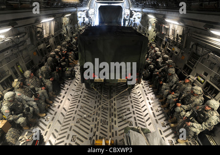 Les membres du 17e Bataillon de soutien du service de combat de fort Richardson, Alaska, attendent à bord d'un C-17 Globemaster III avant de prendre le départ le 24 août à la base aérienne d'Elmendorf, Alaska. L’opération Arctic Response était un exercice d’intégration de la force totale et d’opération conjointe où des membres de la Force aérienne en service actif et de la Garde nationale ont aidé l’Armée à se déployer sur le site de l’exercice. Banque D'Images