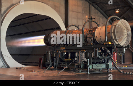 Un dispositif de postcombustion brille sur un F-15 Eagle moteur suite à une réparation durant un essai de fonctionnement du moteur le 10 novembre 2010, à la Florida Air National Guard Base à l'aéroport international de Jacksonville, Floride. Banque D'Images