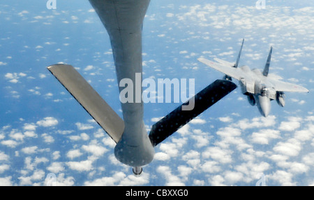 Un japan air self defense force f-15 eagle ravitaille à partir d'un 909e escadron de ravitaillement en vol KC-135 Stratotanker ravitaillement aérien bilatéral au cours de la formation le 17 mai 2010, à kadena air base, au Japon. Banque D'Images