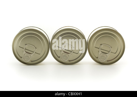 Trois canettes de métal sur fond blanc Banque D'Images