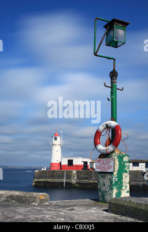 Le phare sur la jetée sud Newlyn capturées à partir de la jetée est à l'aide d'une longue vitesse d'obturation pour brouiller la mer et nuages Banque D'Images