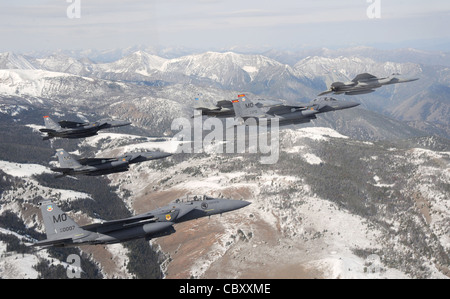 Une formation de six navires de F-15C Eagle et F-15E Strike Eagles de la 366e aile Fighter à la base aérienne de Mountain Home, Idaho, survole les montagnes Sawtooth voisines le 13 octobre 2009. Banque D'Images