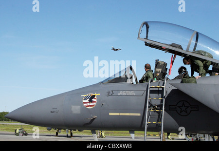 Un aigle F-15 Strike de la base aérienne de Mountain Home, Idaho, se prépare au décollage de la base aérienne d'Eielson, Alaska, le 16 juin, alors qu'un autre F-15 passe à côté. Les F-15 participent à l'exercice Northern Edge 2009 Banque D'Images