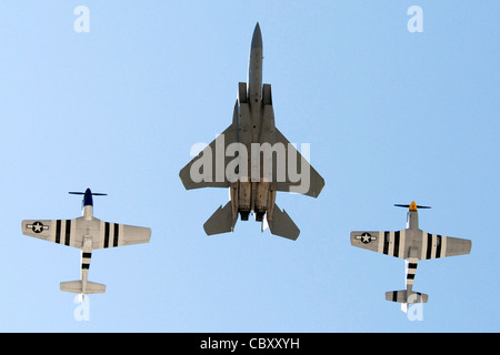 Un aigle F-15 de l'équipe de démonstration de la côte ouest et une paire de Mustangs P-51 volent en formation dans le cadre d'un vol patrimonial le 1er mai à la base aérienne d'Eglin, en Floride. Il s'agit du dernier spectacle de démonstration du F-15C, qui a terminé une carrière de 26 ans commencée en 1983. L'équipe de combat aérien a joué plus de 150 fois dans le monde entier. Banque D'Images