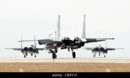 Les aigles à slam de la Force aérienne sud-coréenne F-15K du taxi de la 11e Escadre tactique de chasseurs, en descendant la ligne de vol avant de prendre leur départ, tout en participant à l'exercice de la Buddy Wing, le 10 mars, à la base aérienne de Kunsan, en Corée du Sud. Les membres de la 8e Escadre de chasseurs et de la 11e FTT participent à la pratique et à l’amélioration des opérations aériennes combinées. Banque D'Images
