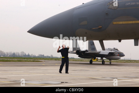 Airman 1er classe Daniel Addambo fait la mission d'un aigle F-15 pour une opération Noble Endeavour le 1er avril à la base aérienne de Graf Ignatievo, en Bulgarie. Les F-15 déployés à partir de la Royal Air Force Lakenheath, en Angleterre, projettent une puissance aérienne à l'appui du sommet de l'OTAN à Bucarest, en Roumanie. Airman Addambo est un chef d'équipage adjoint du 493e Escadron de chasseurs expéditionnaires. Banque D'Images