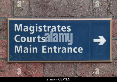 Panneau bleu générique pour 'Magistrates' entrée principale des tribunaux, Feltham Magistrates Court et Feltham tribunal pour adolescents, Feltham, Middx, UK Banque D'Images