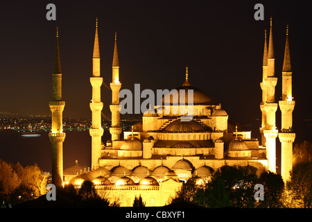 Mosquée bleue illuminée la nuit à Istanbul Banque D'Images