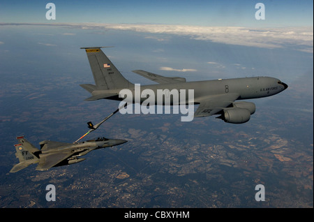 Le capitaine Matt Buckner, un pilote F-15 Eagle affecté au 71e Escadron de chasse de la base aérienne de Langley, en Virginie, Reçoit du carburant d'un KC-135 Stratotanker affecté à la 171e Escadre de ravitaillement en vol de la Garde nationale de l'air de Pennsylvanie lors d'une mission de patrouille aérienne de combat le 7 octobre au-dessus de Washington D.C., à l'appui de l'opération Nobel Eagle. Banque D'Images