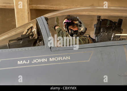 Le pilote F-15 Eagle 1er lieutenant John Fischer lance son bras et crie 'Airpower!' Avant de décoller de la base aérienne de Kadena, Japon, le 5 août pour prendre un avion pour Guam. Il sera l'un des plus de 22,000 militaires qui participent à l'exercice conjoint du Bouclier Valiant qui se déroulera jusqu'au 14 août. Le lieutenant Fischer est du 44e Escadron de chasseurs. Banque D'Images