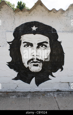 Che Guevara peint sur un mur à La Havane, Cuba Banque D'Images