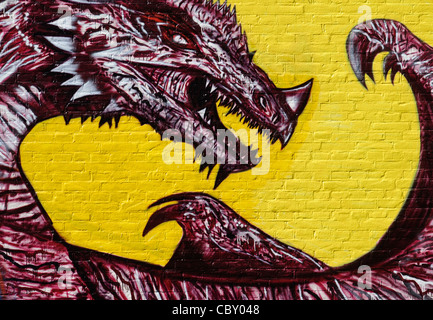 Partie de dragon graffiti sur mur de brique Banque D'Images