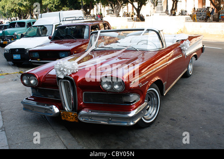 Une voiture de mariage classique à la Havane, Cuba Banque D'Images