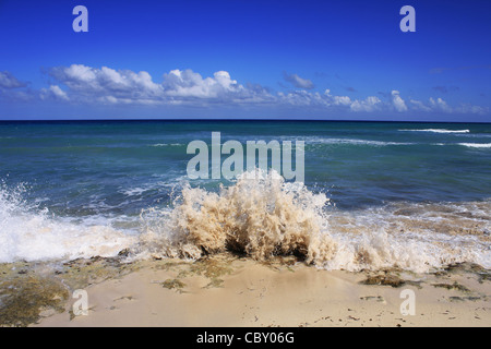 Le fracas des vagues sur Montego Bay, Jamaïque Banque D'Images