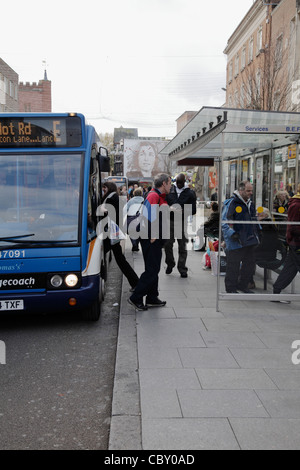 Arrêts de bus et des bus à Exeter High St UK Banque D'Images